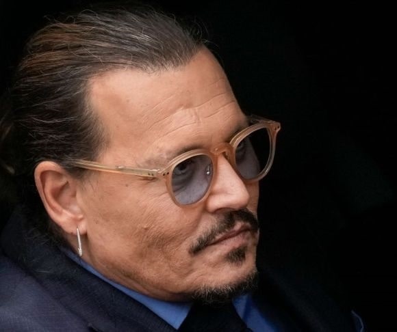 HollyWeird: Why Are Celebs Abandoning Johnny Depp?